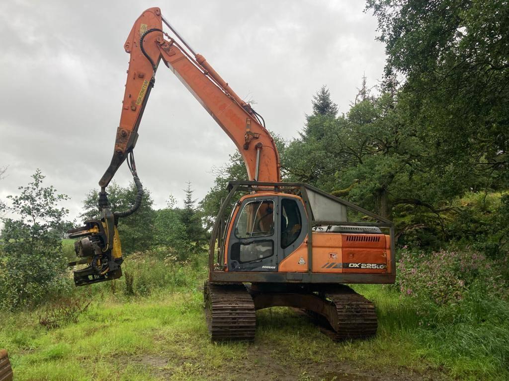 Doosan DX225 Crawler excavators